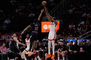 Durant supera a Jordan y Thompson anota tiro ganador en triunfo 123-122 de Rockets ante Heat