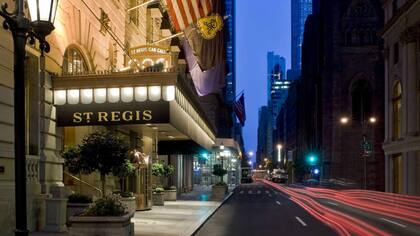 Durante 40 años, desde que llegó en 1934 por primera vez a Nueva York, Dalí convirtió la suite 1610 del Hotel St. Regis en su residencia todos los inviernos.