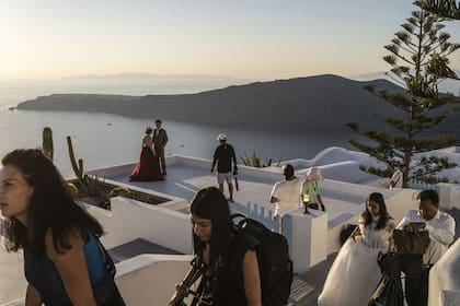 Durante años, muchas jóvenes parejas asiáticas han peregrinado a Santorini para hacerse fotos, un ritual que se ha convertido en un negocio multimillonario en la era de Instagram