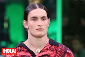 Su abuelo es un reconocido periodista, tiene una madre supermodelo y él brilla entre la política y la moda