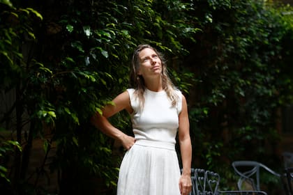 Durante breves minutos aceptó posar al aire libre, buscando preservar su garganta de los fríos de la mañana marplatense