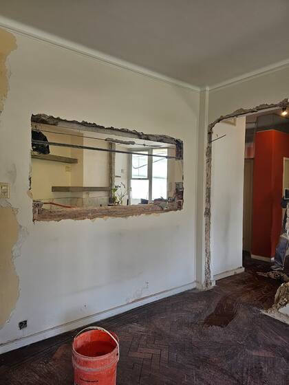 DURANTE. Donde antes había una extraña raja de vidrio, angosta y esmerilada, hoy hay una comunicación franca entre cocina y living