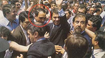Durante el acto de asunción de 1983, Raúl Guglielminetti fue parte de la custodia que protegió a otros jefes de Estado. En la imagen, junto al español Felipe González