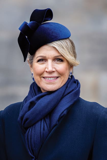Durante el acto de bienvenida a la pareja presidencial de Corea del Sur, la Reina vistió un total look azul en el que destacaba su fascinator firmado por Philip Treacy.