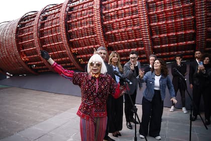 Durante el acto oficial, Minujín agradeció al público por apoyar la cultura