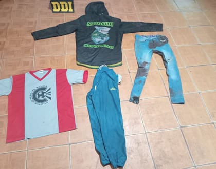 Durante el allanamiento, los efectivos secuestraron diferentes prendas de vestir ensangrentadas.
