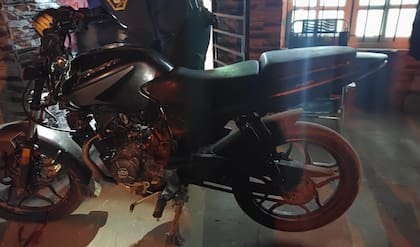 Durante el allanamiento, los efectivos encontraron una motocicleta que tenía pedido de secuestro por robo.