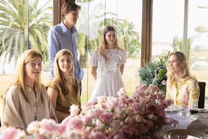 Durante el almuerzo, Elina
conversa con Soledad Costantini
y sus hijos Delfina, Joaquín y
Candelaria Muniz Barreto