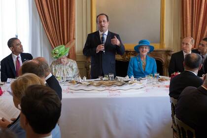 Durante el almuerzo, Obama no pudo evitar mirar a su adversario ruso, quien nunca le dirigió la mirada