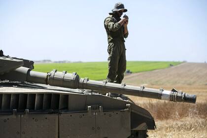 Durante el alto el fuego, las tropas israelíes revisan el armamento que operan