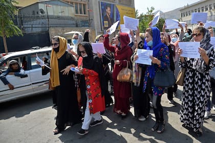 Durante el anterior gobierno talibán, que tuvo lugar entre 1996 y 2001, las mujeres fueron fuertemente privadas de su libertad (AFP)