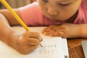 Por qué los niños (y algunos adultos) invierten las letras cuando están aprendiendo a escribir