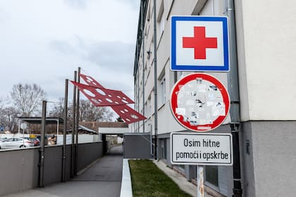 Durante el asedio, el hospital de Vukovar estuvo bajo constante fuego enemigo, a pesar de una gran cruz roja, que, colocada en el techo del hospital, indicó a la fuerza aérea enemiga que era un lugar protegido por las Convenciones de Ginebra.