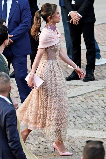 Durante el banquete
preboda, Rania de
Jordania impactó
con un vestido de la
colección invierno 2018
de Fendi Alta Costura
confeccionado con una
red de cristales que
forman pequeñas flores.