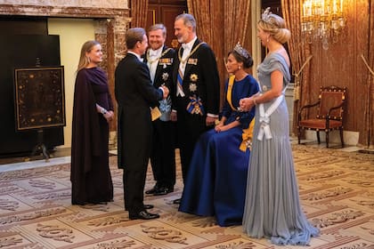Durante el besamanos en el Palacio Real de Ámsterdam, Letizia pidió una silla alta debido al dolor que le produce el neuroma de Morton, una afección en su pie izquierdo: calculan que saludó aproximadamente 240 invitados sentada.