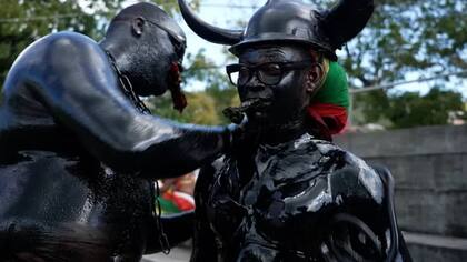 Durante el carnaval, la gente se disfraza del personaje "Jab Jab", que es un símbolo en Granada del "amo de esclavos diabólico"