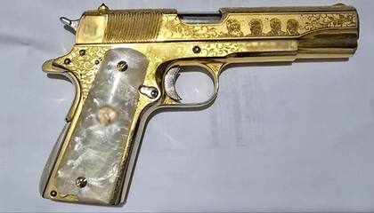 Durante el cateo en su domicilio, las autoridades aseguraron dos armas cortas personalizadas, una de ellas con grabados que aluden a los hermanos Beltrán Leyva, lo que confirma su relación con dicha organización criminal