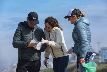 Durante el censo, voluntarios de Surfrider recolectan residuos que son clasificados según cantidad y tipo. Así, se analizan los residuos más comunes y las áreas más afectadas.