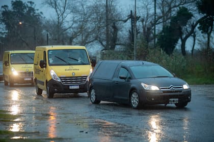 Durante el cortejo, la carroza fúnebre era seguida por las camionetas de la empresa.