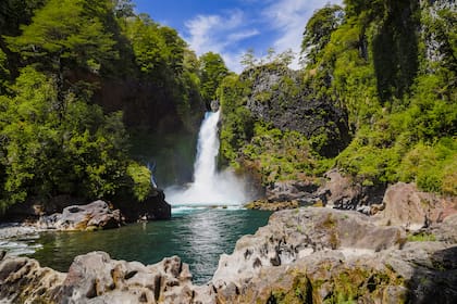 Durante el cruce en barcaza Hua- Hum se avistan dos cascadas.
Gentileza: @huilohuilo_reservabiológica.