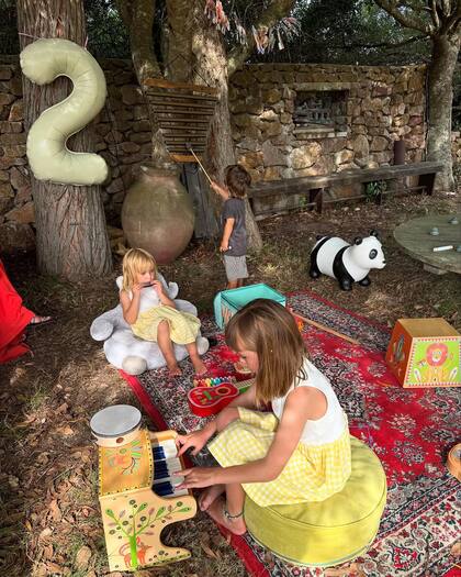 Durante el cumpleaños los niños se divirtieron jugando con distintos instrumentos musicales (Foto: Instagram @lacalurivero)