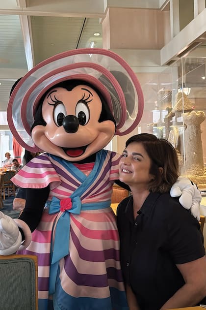 Durante el desayuno, Araceli posa con Minnie.