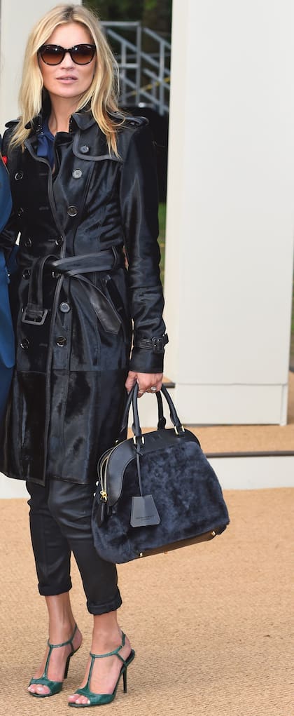 Durante el desfile Burberry primavera-verano 2015 en la Semana de la Moda de Londres, Moss volvió a apostar a un outfit total black en versión very british, con un trench coat.