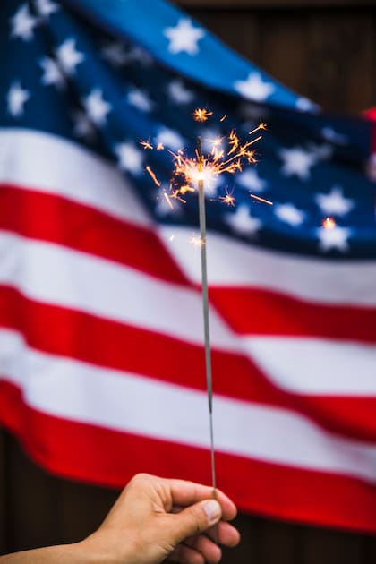 Durante el Día de la Independencia en Estados Unidos, los ciudadanos celebran decorando sus casas con los colores de la bandera, asistiendo a eventos y presenciando un espectáculo de fuegos artificiales en el cielo