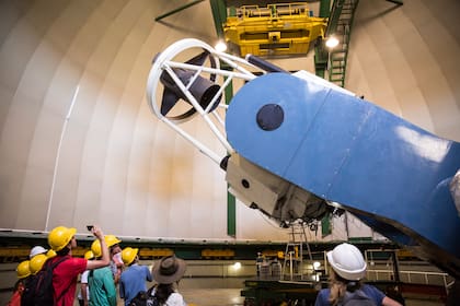 Durante el día la visita permite conocer el gran telescopio, un gigante que pesa 40 toneladas.