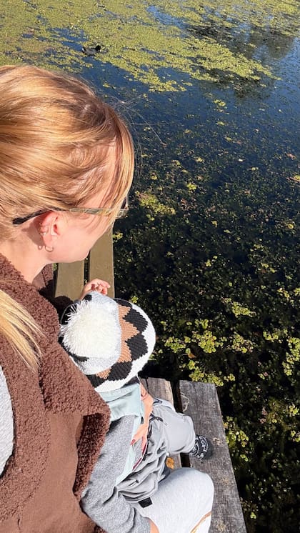 Durante el día, madre e hijo compartieron un momento en el muelle (Foto: Instagram @nikitaneumannoficial)
