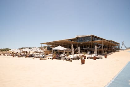 Durante el día, Tommy Bistró se complementa con el servicio de playa de Tommy Beach Club.