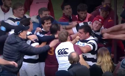 Durante el entretiempo, se desató una pelea entre los jugadores del CASI y Newman