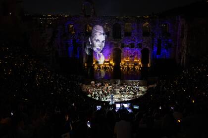 Durante el espectáculo musical, titulado "Marianna: amor, esperanza, luz", se proyectaron imágenes de la homenajeada.