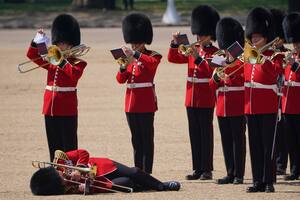 Mucho calor en Londres y varios soldados británicos desmayados