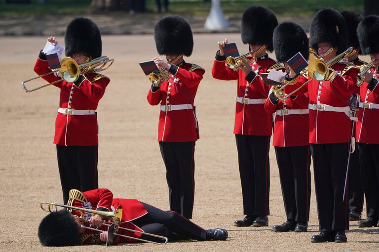 To salute Prince William: very hot in London and several British soldiers passed out