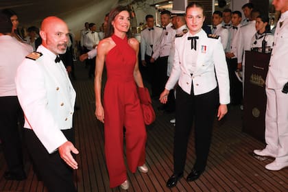 Durante el evento en
cubierta del sábado
a la noche, Letizia lució un mono rojo
de Mango y Leonor, el traje de gala
de verano de la
Armada.