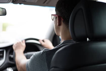 Durante el examen, es común que se soliciten dos maniobras obligatorias: el parqueo paralelo y el giro de tres puntos - Imagen de archivo