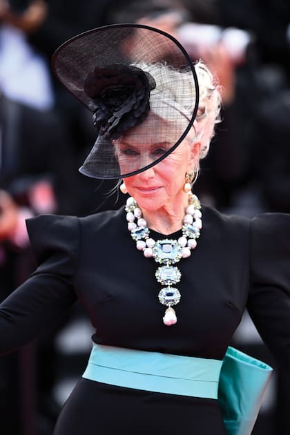 Durante el Festival de Cannes de este año, desfiló su estilismo con sensibilidad teatral: vestido de Badgley Mischka con faja en la cintura, impresionante collar de piedras firmado por Margot McKinney y tocado de Karen Millen