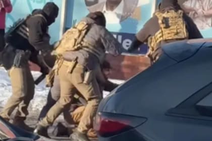 Durante el forcejeo, se escucharon alrededor de diez disparos en medio de una escena caótica