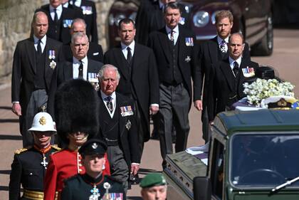 Durante el funeral del príncipe Felipe los hermanos se ubicaron distantes: cada uno en un extremo y separados en el medio por su primo Phillips