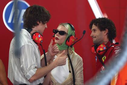 Durante el Gran Premio de F1, en el circuito de Budapest, la actriz y su marido, Malcolm McRae, conversan con un integrante del team Ferrari