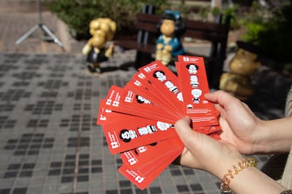Durante el homenaje se entregaron señaladores con los personajes del gran artista Quino. Foto Gentileza Ciudad de Mendoza
