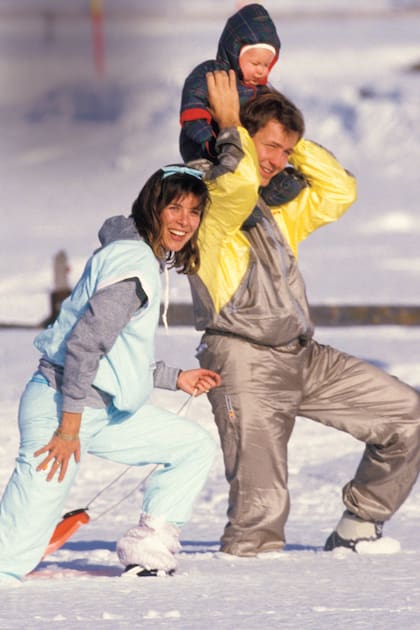 Durante el invierno de 1985, Carolina y Stefano esquiaron en Saint Moritz con su primogénito, Andrea.