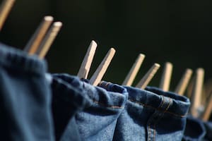 Durante el invierno, en varios hogares optan por colgar la ropa en lugares de interiores, pero esto trae consecuencias que terminan por dejar un mal olor en las prendas