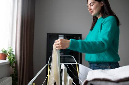 Durante el invierno, expertos recomiendan secar la ropa cerca de ventanas para que el aire fluya mejor y las prendas puedan secarse adecuadamente
