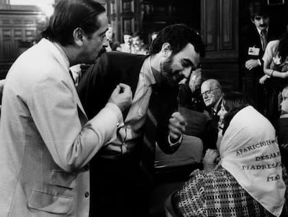 Durante el Juicio a la Juntas, Strassera y Moreno Ocampo intentan convencer a Hebe Bonafini de que se quite el pañuelo para que pueda comenzar el proceso judicial (el instante fue recreado en la película 1985)