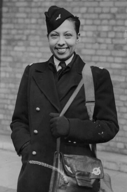 Durante el largo conflicto, se desempeñó como subteniente en el Auxiliar de Mujeres de la Fuerza Aérea francesa