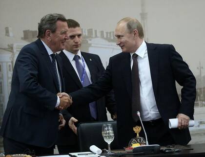 Durante el mandato del excanciller Schröeder, quien es cercano al presidente ruso, Vladimir Putin, una unidad de contrainteligencia fue desmantelada