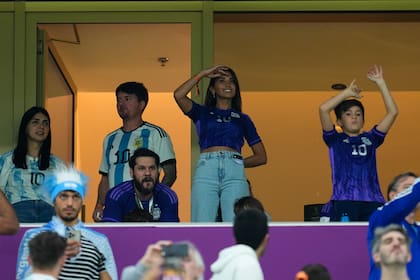 Durante el Mundial de Qatar, Antonela Roccuzzo usó la camiseta violeta a modo de cábala (AP Foto/Natacha Pisarenko)