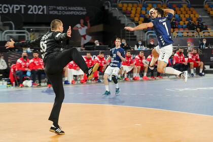 Ignacio Pizarro define ante el arquero croata Marin Sego en el inicio brillante de Los Gladiadores ante la selección de Croacia en el Mundial de Handball de Egipto.